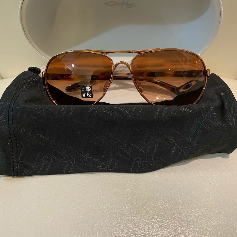 New Oakley Women’s Feedback rose gold sunglasses